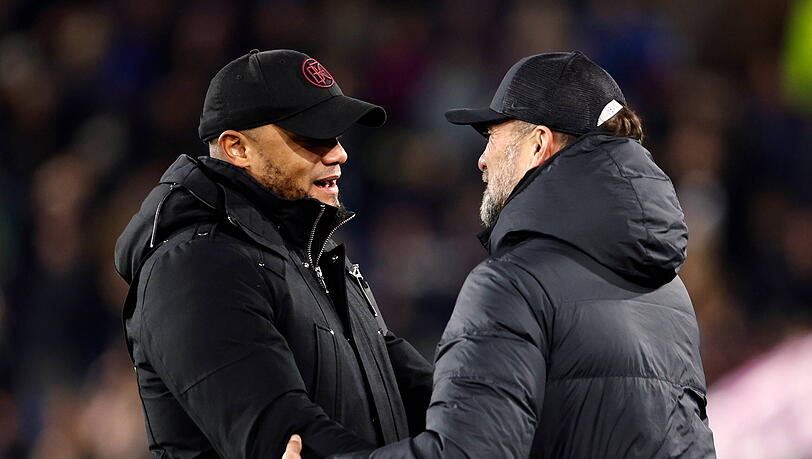 J&uuml;rgen Klopp (r.) und Vincent Kompany, seinerzeit noch Trainer beim FC Burnley, kennen sich aus gemeinsamen Zeiten in der Premier League.