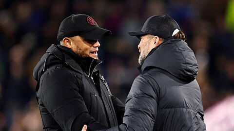 J&uuml;rgen Klopp (r.) und Vincent Kompany, seinerzeit noch Trainer beim FC Burnley, kennen sich aus gemeinsamen Zeiten in der Premier League.