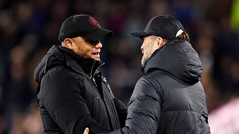 J&uuml;rgen Klopp (r.) und Vincent Kompany, seinerzeit noch Trainer beim FC Burnley, kennen sich aus gemeinsamen Zeiten in der Premier League.