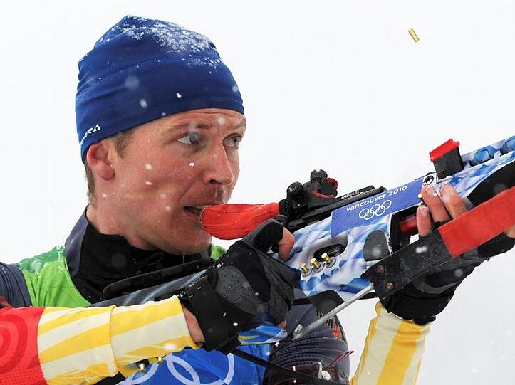 Andreas Birnbacher bereitet seine Waffe für das Schießen vor.