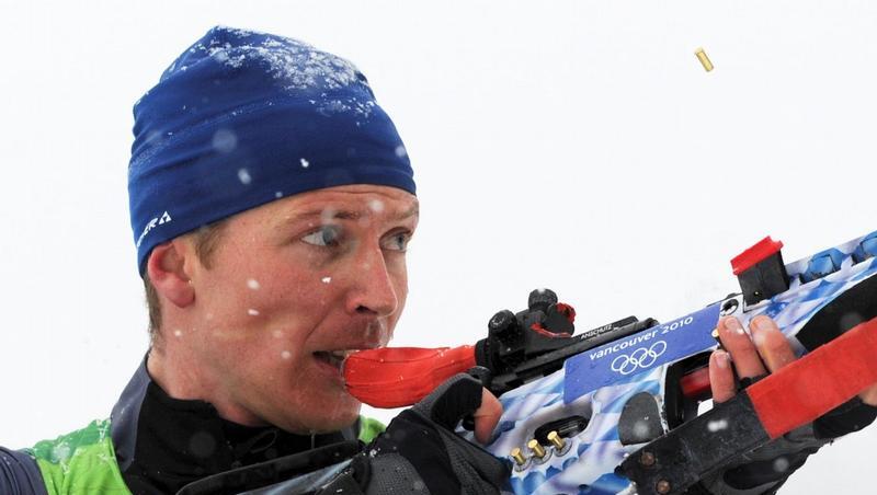 Andreas Birnbacher bereitet seine Waffe für das Schießen vor. Andreas Birnbacher bereitet seine Waffe für das Schießen vor.