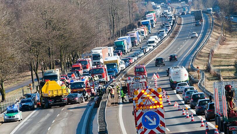 Die A 96 war am Mittwoch zwei Stunden lang gesperrt. Die A 96 war am Mittwoch zwei Stunden lang gesperrt.