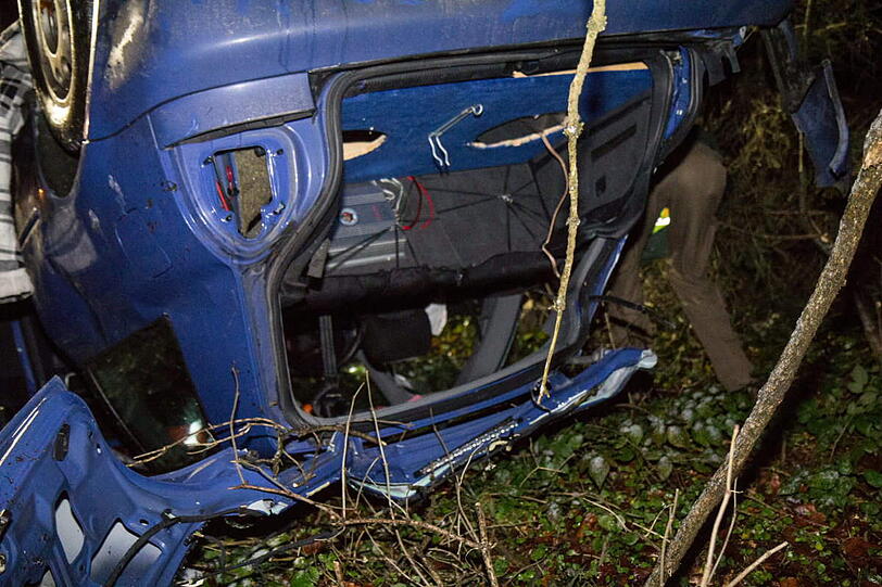 Zuerst krachte das Auto gegen einen Baum, dann überschlug es sich.