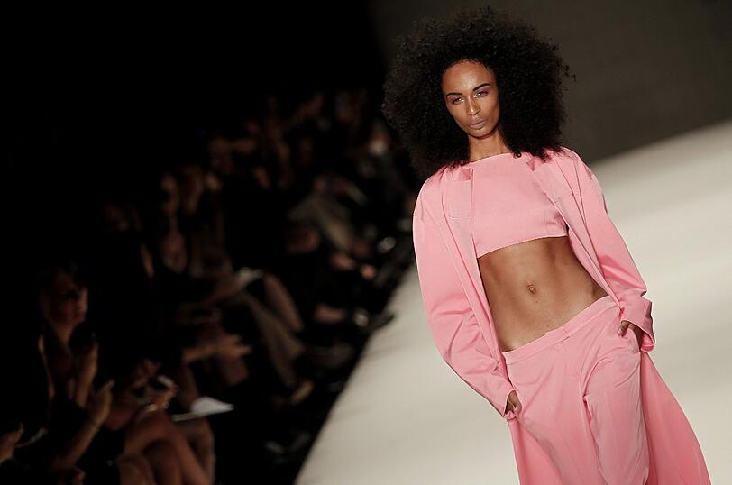 Bereits am Montag präsentierten heiße Models die Mode für das kommende Jahr.