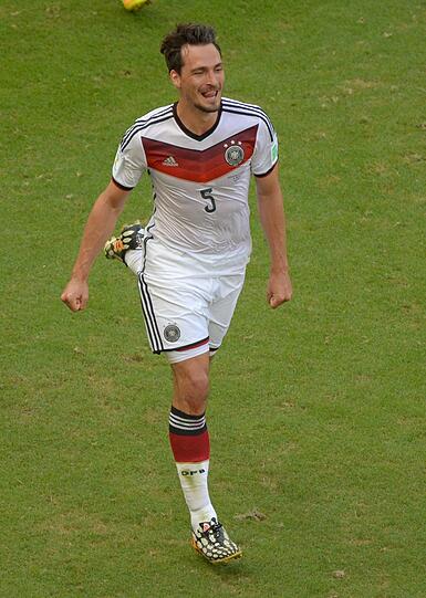 MATS HUMMELS - Note 2 - Erstes WM-Spiel und dann der tragischer Held des Spiels. Hinten souverän, vorne mit wuchtigem Kopfball zum 2:0, dann mit Verletzung in der 73. Minute raus.