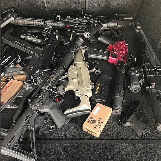 Luxuskarren, Waffen und viel, viel nackte Haut - diese drei Dinge bestimmen das Leben von Instagram-Playboy Dan Bilzerian.