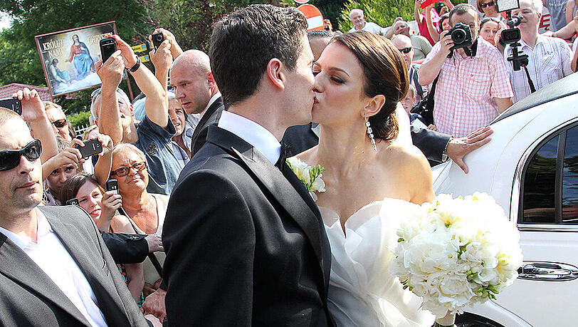 2013 hat sie Bayern-Star Robert Lewandowski (damals noch bei Borussia Dortmund) geheiratet, jetzt ist Anna Lewandowska (geborene Stachurska) im fünften Monat schwanger. Die schönsten Bilder der super-sportlichen Spielerfrau. 2013 hat sie Bayern-Star Robert Lewandowski (damals noch bei Borussia Dortmund) geheiratet, jetzt ist Anna Lewandowska (geborene Stachurska) im fünften Monat schwanger. Die schönsten Bilder der super-sportlichen Spielerfrau.