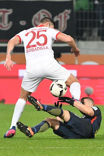 Augsburgs Raul Bobadilla (l) und Diego Demme von Leipzig.