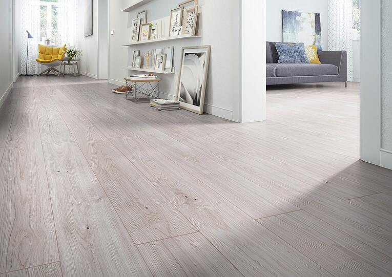 Classen Greenvinyl ist der erste Vinylboden mit dem Blauen Engel. Hergestellt auf Basis einer schadstoffarmen Polymermischung, bietet dieser Bodenbelag in puncto Oberfläche, Haptik, Optik und Elastizität alle typischen Eigenschaften eines herkömmlichen Vinylbodens, jedoch ohne die bekannten umweltschädigenden Nachteile.