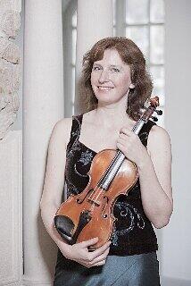 Die in Klausenburg (Siebenbürgen) geborene Rumänin Zsuzsa Zsizsmann spielt Violine. Seit 2009 lebt sie in München.