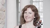 Die in Klausenburg (Siebenbürgen) geborene Rumänin Zsuzsa Zsizsmann spielt Violine. Seit 2009 lebt sie in München. Die in Klausenburg (Siebenbürgen) geborene Rumänin Zsuzsa Zsizsmann spielt Violine. Seit 2009 lebt sie in München.