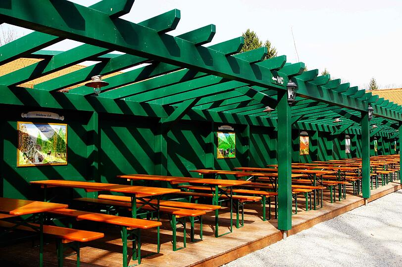 Im Hirschgarten ist Platz für 8000 Gäste - und naive Kunst.