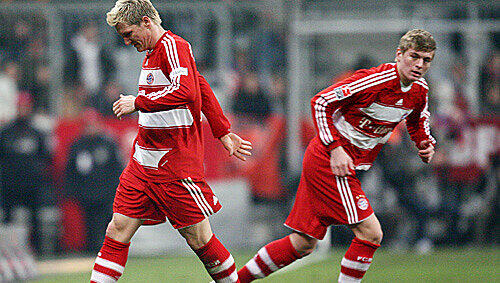 Bastian Schweinsteiger macht Platz für Toni Kroos. Bastian Schweinsteiger macht Platz für Toni Kroos.