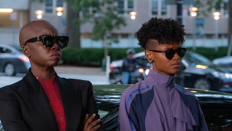 Okoye (l.) und Shuri in "Black Panther: Wakanda Forever".