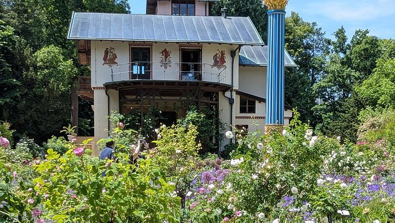Die Inselvilla "Casino" umgeben vom Rosengarten Mitte Juni zur Blütezeit. Nur mit einer Fähre kommt man von Feldafing aus hinüber.