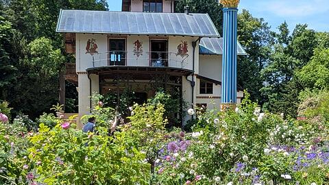 Die Inselvilla "Casino" umgeben vom Rosengarten Mitte Juni zur Blütezeit. Nur mit einer Fähre kommt man von Feldafing aus hinüber.