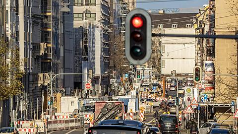 Eine Stadtwerke-Baustelle im Sommer an der Schwanthalerstra&szlig;e, einer Stra&szlig;e, die ein bisserl mehr Gr&uuml;n durchaus vertragen w&uuml;rde.