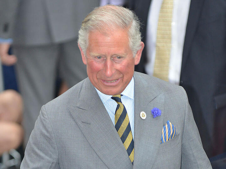 Prinz Charles besucht 2013 seinen Enkel im St. Mary's Hospital in London