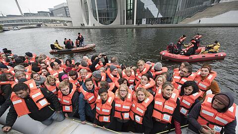Auf einem überfüllten Schlauchboot sollten Interessierte das Risiko von Flüchtlingen nachempfinden können.