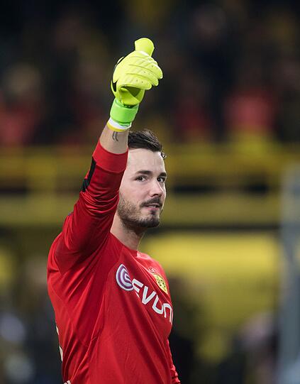 Der Beziehungsstatus von Roman Bürki ist Single. Erst im letzten Jahr trennte er sich von...