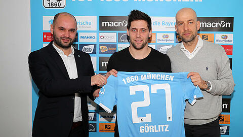 Neuzugang Michael Görlitz (m.) bei der Vertragsunterschrift mit Geschäftsführer Michael Scharold (l.) Sportchef Günther Gorenzel.