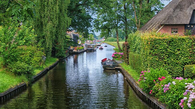 In Giethoorn ist es dagegen ruhig und enspannt.