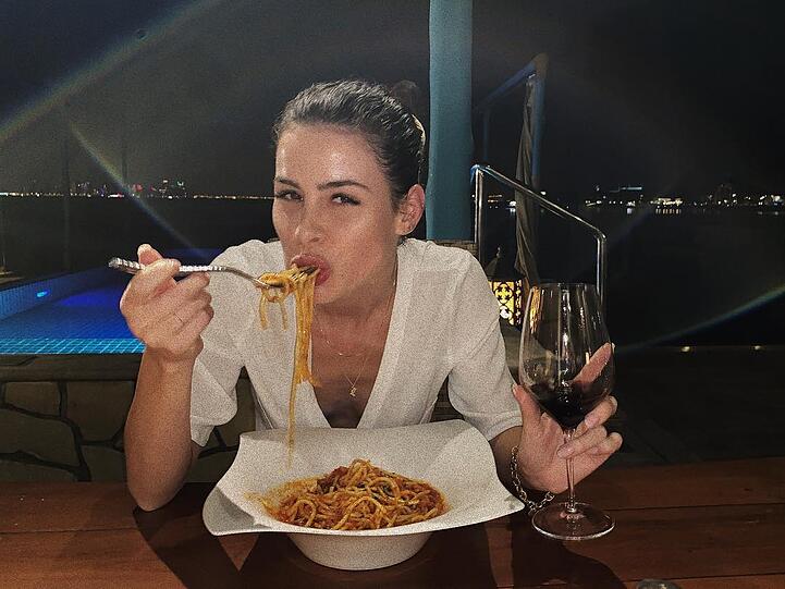 Lena verbringt ihren Urlaub auf Banana Island (Katar).