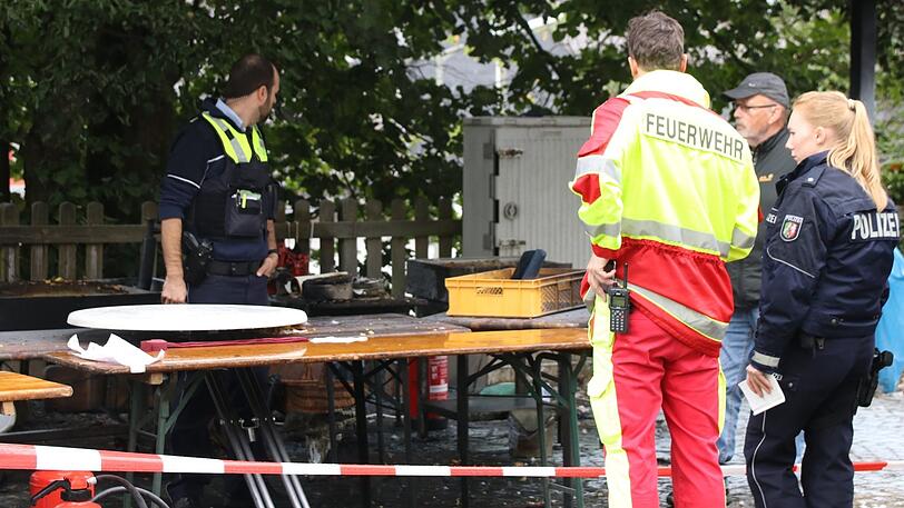 Bei dem Unglück in Freudenberg-Alchen im Kreis Siegen (Nordrhein-Westfalen) könnte ersten Erkenntnissen zufolge Fett in einer großen Bratpfanne explodiert sein.