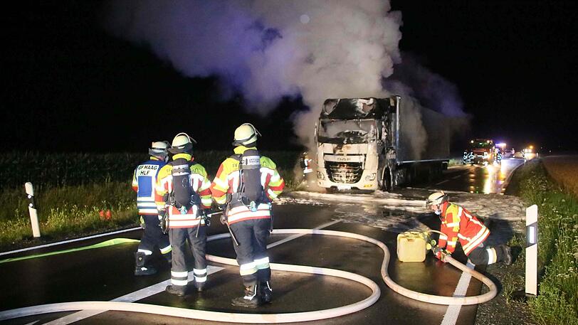 Trotz des Einsatzes der umliegenden Freiwilligen Feuerwehren brannte die Sattelzugmaschine vollständig aus.