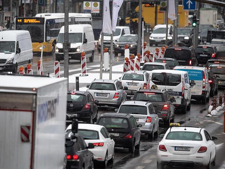 Autos und Lastwagen stehen am Stuttgarter Hauptbahnhof im Stau. Wissenschaftler der Nationalen Wissenschaftsakademie Leopoldina sprechen sich für eine Verkehrswende in Deutschland aus.