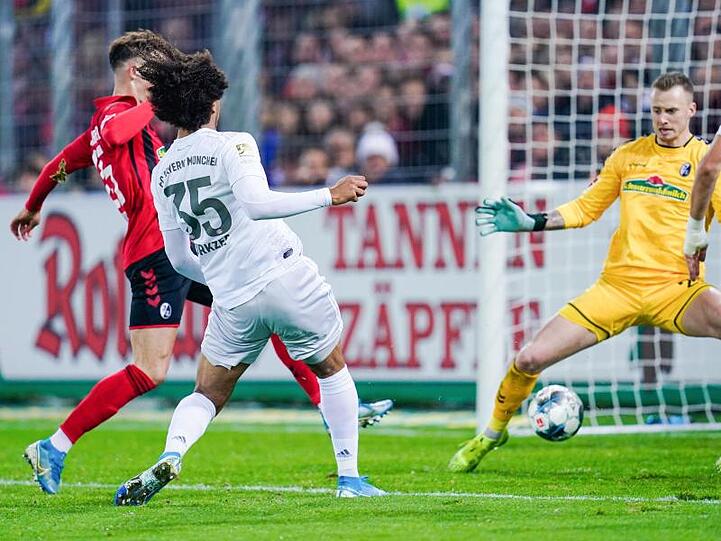 Joshua Zirkzee (2.v.l.) schoss den FC Bayern zum Sieg in Freiburg.
