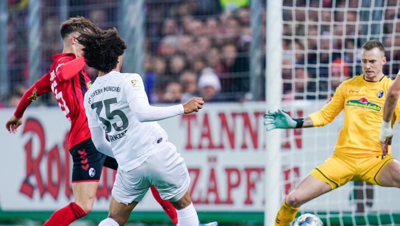Joshua Zirkzee (2.v.l.) schoss den FC Bayern zum Sieg in Freiburg. Joshua Zirkzee (2.v.l.) schoss den FC Bayern zum Sieg in Freiburg.
