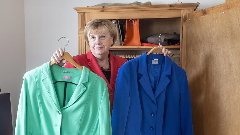 Ursula Wanecki präsentiert ihre Kanzlerinnen-Outfits. Ursula Wanecki präsentiert ihre Kanzlerinnen-Outfits.