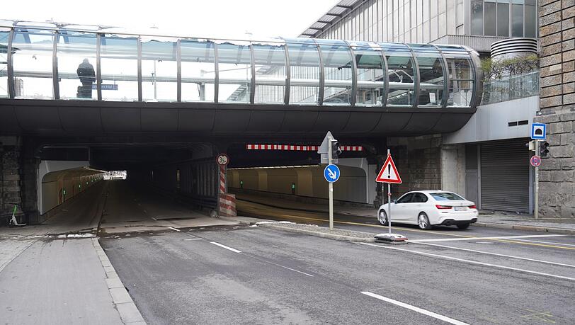 Heute können wieder in beiden Fahrbahnen Autos durch die Unterführung fahren.