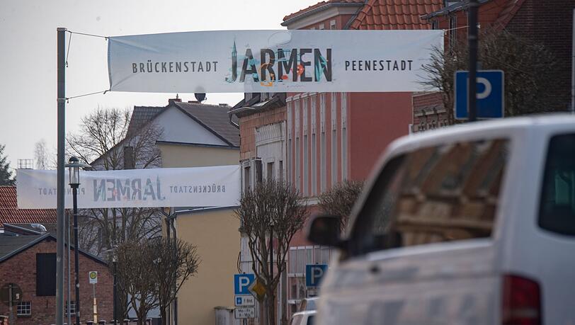 In Jarmen ist ein Polizist mit einem Messer schwer verletzt worden. Der Angreifer ist einer Schussverletzungen erlegen.