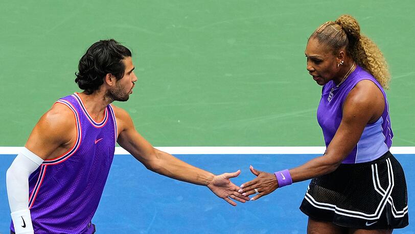 Carlos Alcaraz (l) gibt bei den US Open sein Comeback nach viermonatiger Verletzungspause. Carlos Alcaraz (l) gibt bei den US Open sein Comeback nach viermonatiger Verletzungspause.