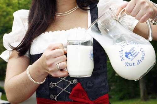 Dirndl und Milch: diese Kombination soll es auf dem Oktoberfest 2010 geben.