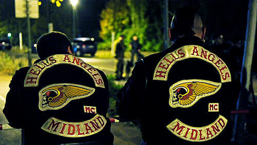 Zwei Mitglieder des Motorradclubs Hells Angels warten am Samstag in Berlin - Hohenschoenhausen bei einer Personenkontrolle vor dem Clubhaus der Hells Angels. Zwei Mitglieder des Motorradclubs Hells Angels warten am Samstag in Berlin - Hohenschoenhausen bei einer Personenkontrolle vor dem Clubhaus der Hells Angels.