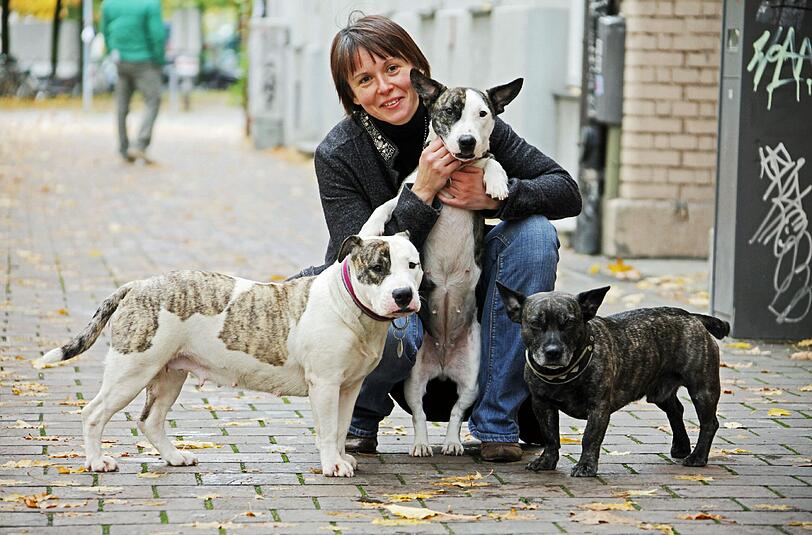 Liubov Zelinskij mit ihren drei Hunden: Cora, Lady und Wotan.