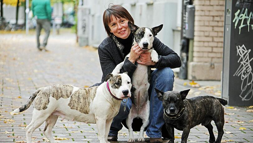 Liubov Zelinskij mit ihren drei Hunden: Cora, Lady und Wotan. Liubov Zelinskij mit ihren drei Hunden: Cora, Lady und Wotan.