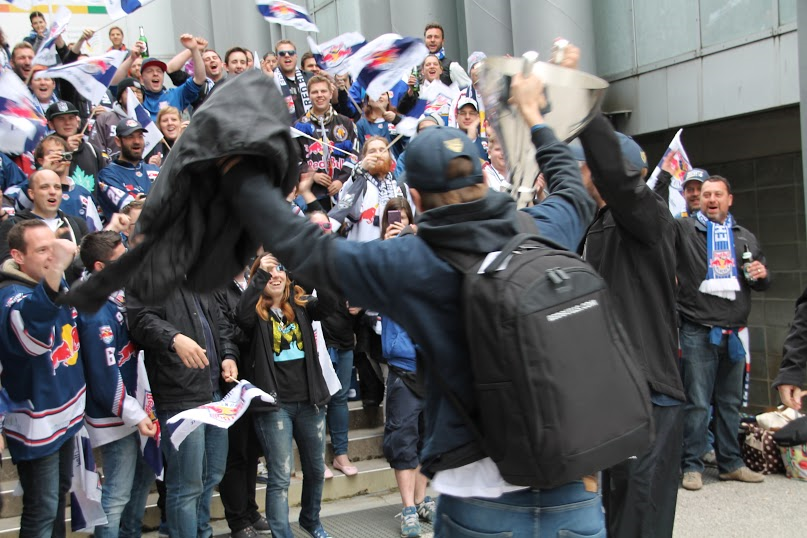 So sehen Sieger aus: Die umjubelten Jungs vom EHC beim Meister-Empfang in München.