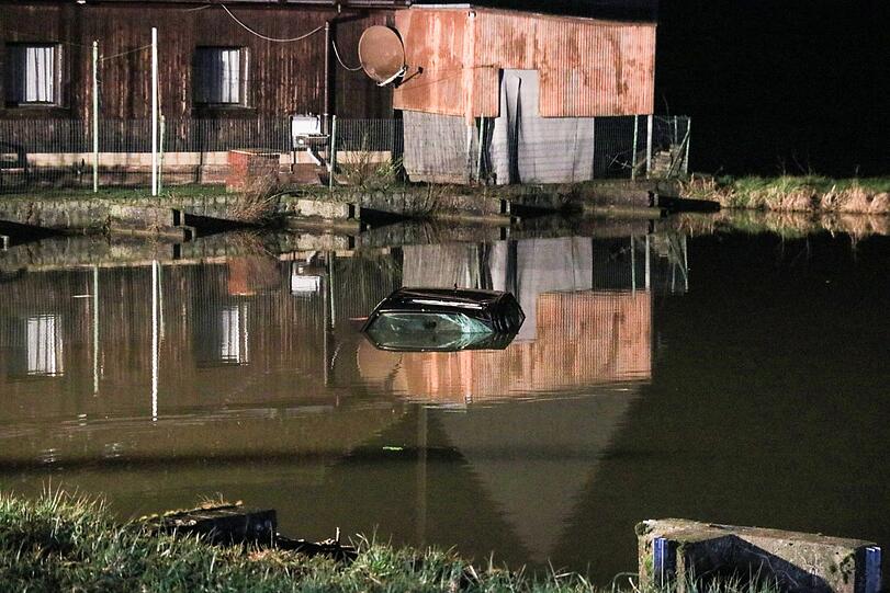 Das Auto landete mitten im Weiher. Die Bilder von dem kuriosen Unfall....