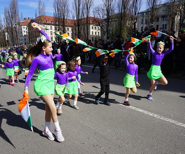 Am Sonntag marschierten bei strahlendem Sonnenschein die Teilnehmer der St.-Patricks-Day-Parade auf der Leopoldstraße in München.