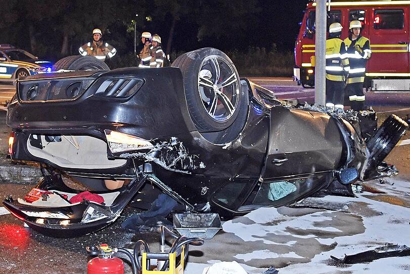 Bei einem schweren Verkehrsunfall bei Garching ist in der Nacht zum Montag eine Person ums Leben gekommen.
