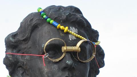 Der Kini mit John-Lennon-Brille? Klicken Sie sich durch die Fotos.