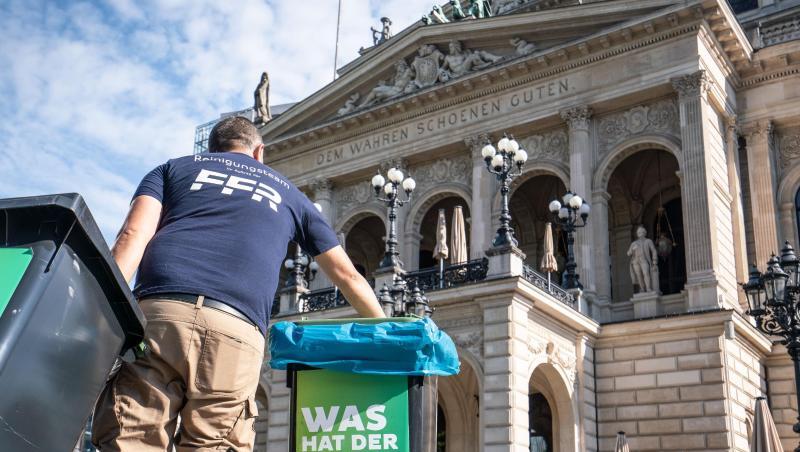 Am Morgen nach den Krawallen stellt ein Mitarbeiter der Stadtreinigung vor der Alten Oper geleerte Mülltonnen auf. Am Morgen nach den Krawallen stellt ein Mitarbeiter der Stadtreinigung vor der Alten Oper geleerte Mülltonnen auf.