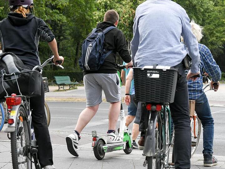 E-Tretroller dürfen auf Radwegen, Radfahrstreifen und in Fahrradstraßen gefahren werden - nicht aber auf dem Gehweg.