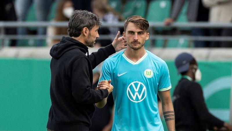 Wolfsburgs Trainer Mark van Bommel (l) leistete sich einen folgenschweren Wechselfehler.