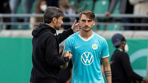 Wolfsburgs Trainer Mark van Bommel (l) leistete sich einen folgenschweren Wechselfehler.