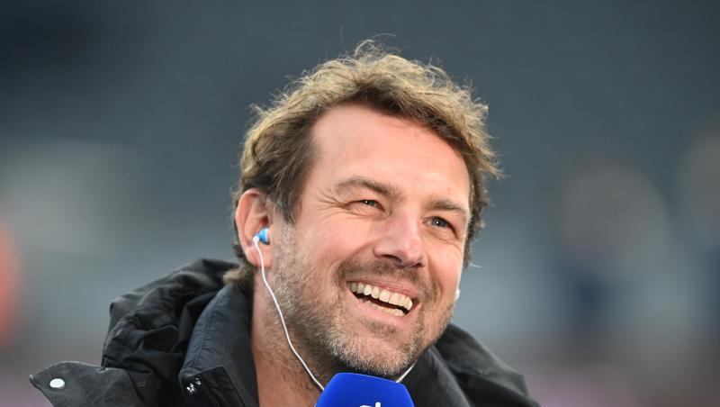 Augsburgs Trainer Markus Weinzierl spricht vor Spielbeginn.